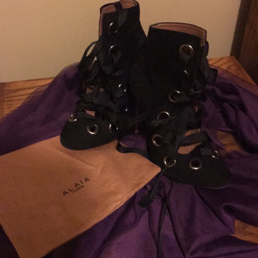 High laced booties